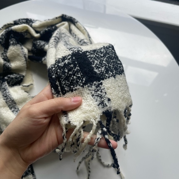 Oversized Fuzzy Black and Cream Blanket Scarf - Picture 3 of 6